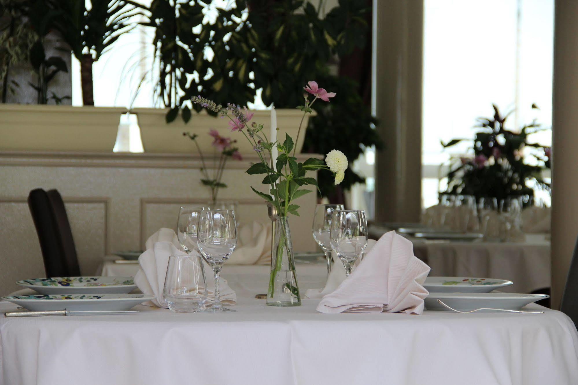 Brit Hotel Le Cygne Saint-Hilaire-du-Harcouët Εξωτερικό φωτογραφία